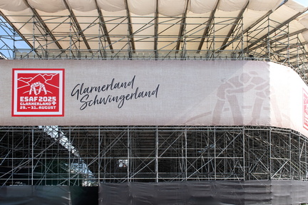 ESAF 2025 Aufbau Arena Banden MRH DSC1413